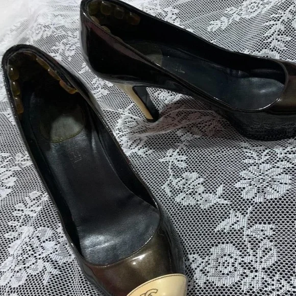 CHANEL Two-Tone Black and Cream Heels - Picture 2 of 4